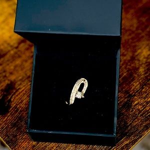 Sleek Silver Minimalist Ring with Curved Band